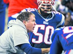 Muy claro. Bill Belichick da instrucciones a sus jugadores. AP /