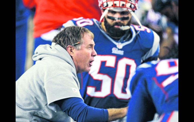 Muy claro. Bill Belichick da instrucciones a sus jugadores. AP /