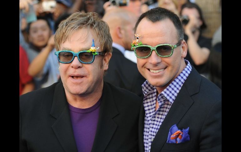 Elton John y David Furnish, anuncian la llegada de su segundo heredero. AFP /