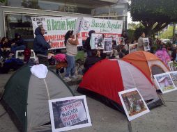 Los manifestantes se plantaron en los accesos al banco y hasta del cajero.  /