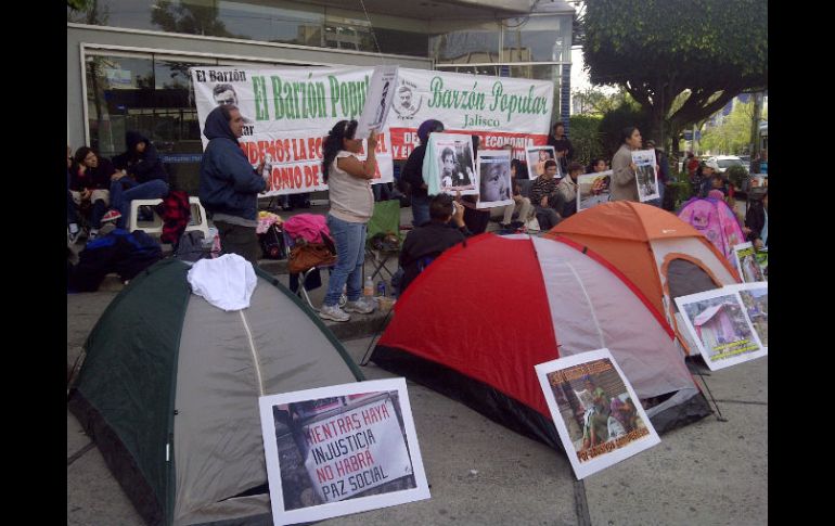 Los manifestantes se plantaron en los accesos al banco y hasta del cajero.  /