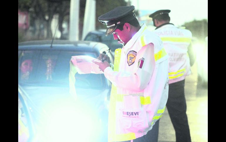 Durante la temporada de fin de año se incrementó el número de volantas con aplicación de alcoholímetro. EL INFORMADOR /