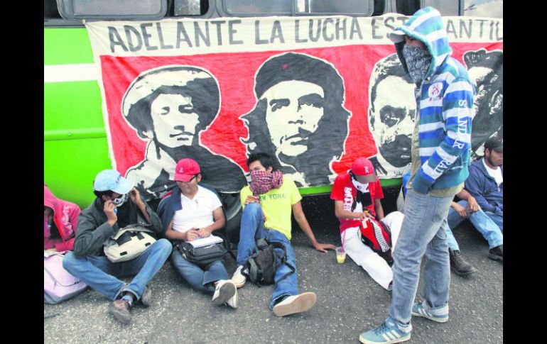 Bloqueo. Normalistas obstruyeron la Avenida Universidad de Oaxaca en protesta por la reforma. NTX /