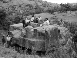 Fotografía cedida por el INAH; la escultura pesa 165 toneladas y mide siete metros de altura. EFE /