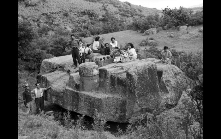 Fotografía cedida por el INAH; la escultura pesa 165 toneladas y mide siete metros de altura. EFE /