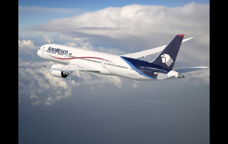 Un avión Boeing 787 Dreamliner de la compañía Aeroméxico sobrevolando los cielos. EFE /