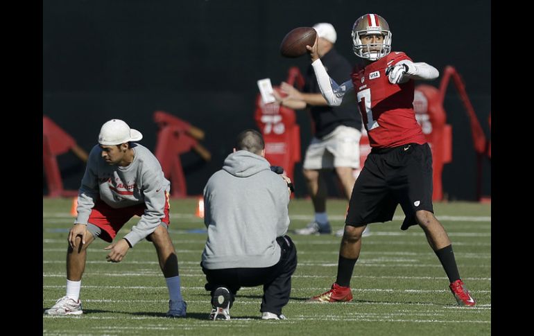 Colin Kaepernick (der) es el hombre a seguir el próximo domingo en la final de la NFC. AP /