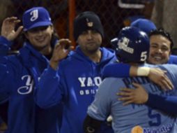 Los jugadores celebran su pase a la gran final tras finalizar el partido ante Tomateros. ESPECIAL /