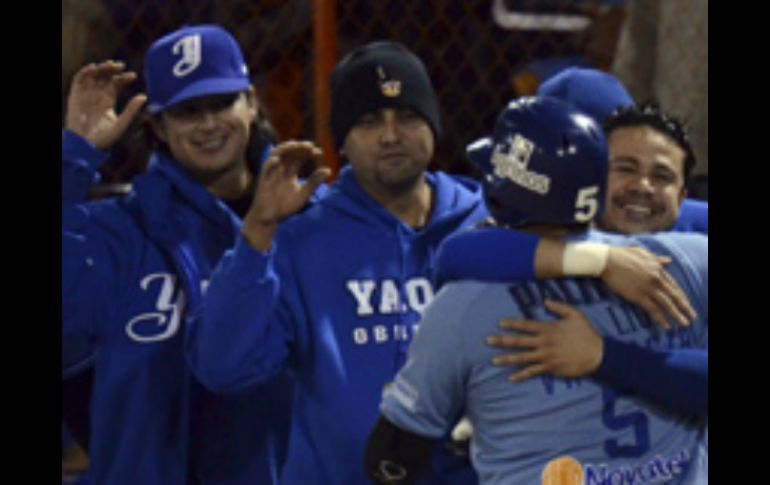 Los jugadores celebran su pase a la gran final tras finalizar el partido ante Tomateros. ESPECIAL /