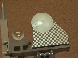 El rover se prepara para extraer una muestra del interior de una roca para conocer su composición química y mineral. ARCHIVO /