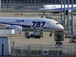 Aviones Boeing 787 permanecen estacionados en la pista del aeropuerto de Haneda en Tokio. EFE /