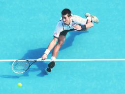 . Novak Djokovic volvió a demostrar sus habilidades atléticas llegando a bolas casi imposibles para la mayoría de los tenistas. AFP /