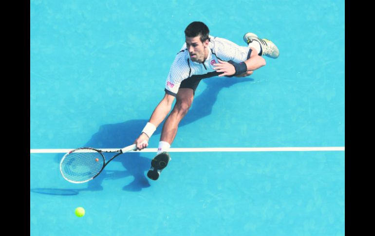 . Novak Djokovic volvió a demostrar sus habilidades atléticas llegando a bolas casi imposibles para la mayoría de los tenistas. AFP /