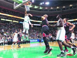 Espectáculo. Rajon Rondo ''clava'' el balón, durante el primer medio del partido. AFP /