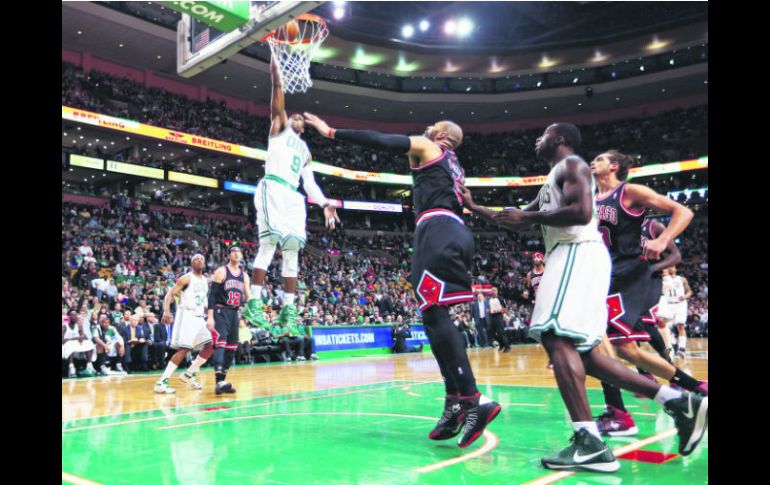 Espectáculo. Rajon Rondo ''clava'' el balón, durante el primer medio del partido. AFP /