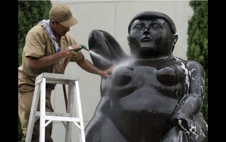 La limpieza se realizó en la Plaza Botero, que alberga las esculturas en la ciudad colombiana de Medellín. EFE /