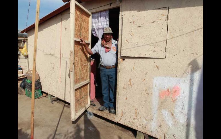 Ya en casa a punto de dormir, la familia de Don Eliodoro (foto) debe cubrirse muy bien para poder soportar la baja de la temperatura.  /