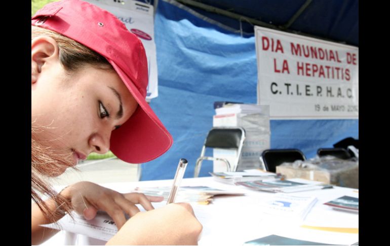 Los médicos recomiendan realizarse análisis para descartar un posible contagio accidental ARCHIVO /