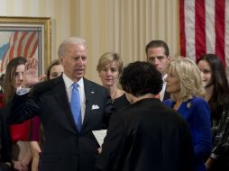 Joe Biden (i) juró su fidelidad ante la jueza Sonia Sotomayor (d). AFP /