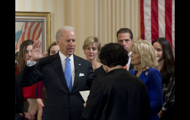 Joe Biden (i) juró su fidelidad ante la jueza Sonia Sotomayor (d). AFP /