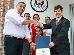 El cónsul Thomas Mittchnat(d) durante entrega de reconocimiento por récord en entrega de visas. ESPECIAL /