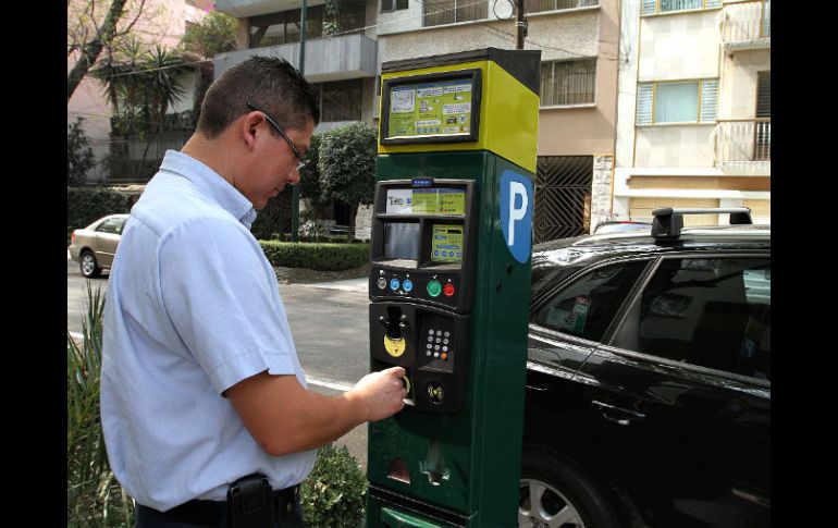 La propuesta de los parquímetros ha dividido a la población de la capital mexicana. ARCHIVO /