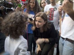 Shelly Yachimovich del Partido Laborista habla con una niña durante su campaña. AFP /