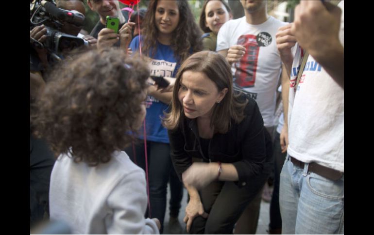 Shelly Yachimovich del Partido Laborista habla con una niña durante su campaña. AFP /