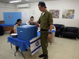 Un soldado (d) emite su voto para las elecciones generales de Israel en un centro de votación colocado en una base militar. XINHUA /