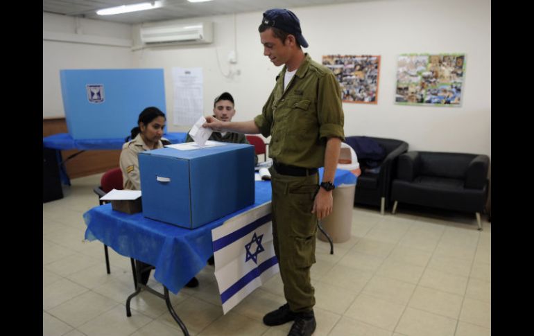 Un soldado (d) emite su voto para las elecciones generales de Israel en un centro de votación colocado en una base militar. XINHUA /