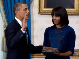 Obama jura sobre una Biblia, propiedad de la familia de su esposa EFE /