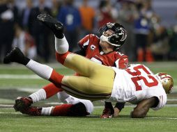 Patrick Willis detuvo al mariscal Matt Ryan en el momento adecuado para garantizar la victoria de los 49ers. AP /