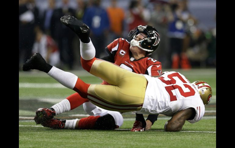 Patrick Willis detuvo al mariscal Matt Ryan en el momento adecuado para garantizar la victoria de los 49ers. AP /