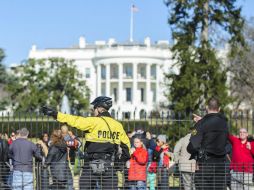 Centenares de personas se agolpaban para tomarse fotografías frente a la Casa Blanca. EFE /