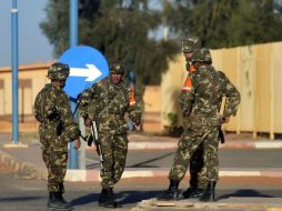 Soldados argelios montan guardia en el aeropuerto de In Amenas previo a la partida de los rehenes liberados en In Amenas XINHUA /