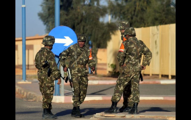 Soldados argelios montan guardia en el aeropuerto de In Amenas previo a la partida de los rehenes liberados en In Amenas XINHUA /