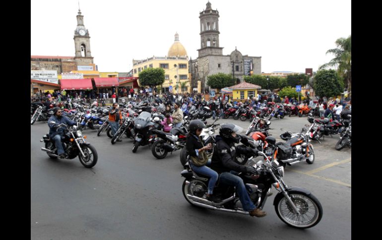 La angosta carretera que conduce a Hostotipaquillo fue invadida con el rugir de los motores de toda clase de motocicletas. EFE /