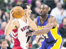 José Calderón controla el balón e intenta atacar a la canasta, ante la marca de Kobe Bryant. AP /