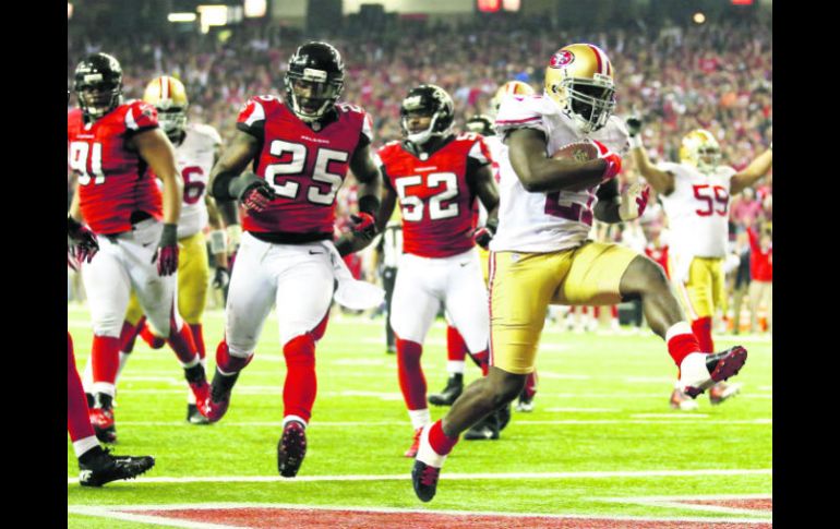 Frank Gore entra a las diagonales, para conseguir el touchdown que puso a los 49ers en camino al partido por el título de la NFL. AP /