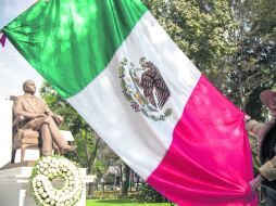 Capitalinos colocaron una bandera mexicana como rechazo a la permanencia de la estatua del líder de Azerbaiyán en el parque Chapultepec XINHUA /