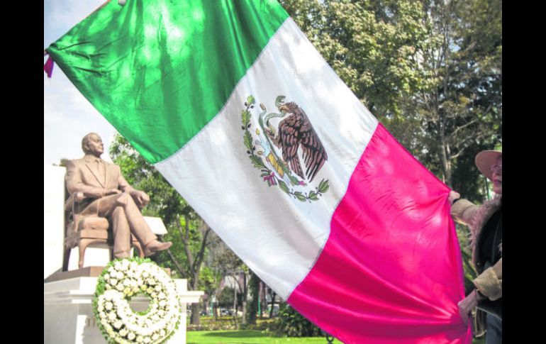 Capitalinos colocaron una bandera mexicana como rechazo a la permanencia de la estatua del líder de Azerbaiyán en el parque Chapultepec XINHUA /