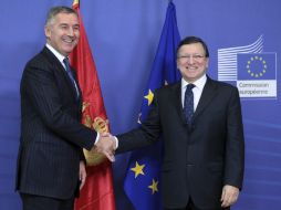 El primer ministro de montenegro (i) es recibido por el presidente de la Comisión Europea antes de iniciar la reunión. EFE /