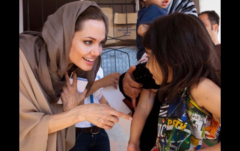 Enfrentar la realidad de un mundo con pobreza, hambre y guerra impactó a Angelina Jolie. NTX /