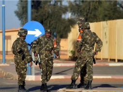 Soldados montan guardia en el aeropuerto de In Amenas previo a la partida de los rehenes liberados. XINHUA /