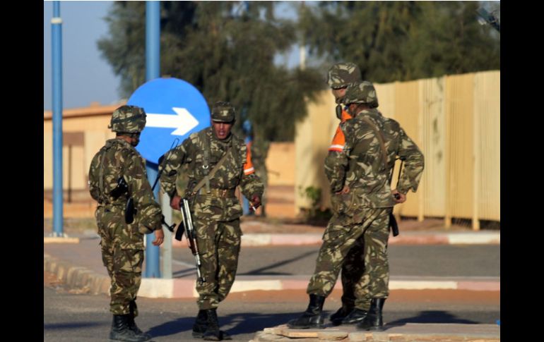 Soldados montan guardia en el aeropuerto de In Amenas previo a la partida de los rehenes liberados. XINHUA /