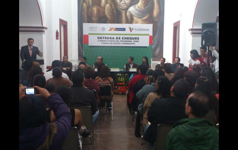 Alfredo Barba durante la ceremonia de entrega en el Centro Cultural El Refugio. ESPECIAL /