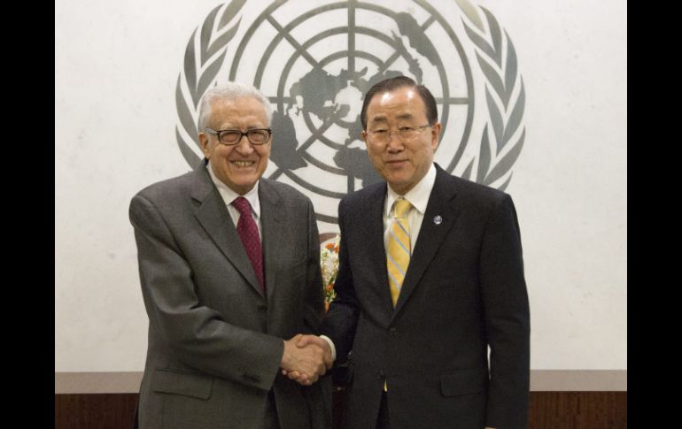 El secretario general de ONU, Ban Ki-moon, y el mediador Lakhdar Brahimi, se reunieron en Nueva York para discutir sobre Siria. EFE /