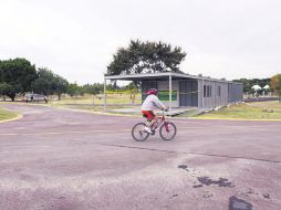 Área de esparcimiento. En el interior del área lucen algunos establecimientos clausurados, según la autoridad todos irregulares. EL INFORMADOR /