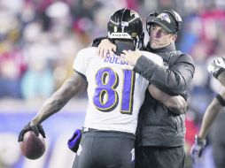 John Harbaugh felicita a Anquan Boldin, tras una recepción de anotación en el cuarto periodo del juego en Foxborough. AP /