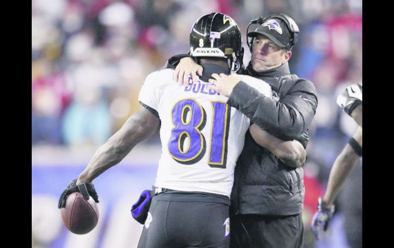 John Harbaugh felicita a Anquan Boldin, tras una recepción de anotación en el cuarto periodo del juego en Foxborough. AP /